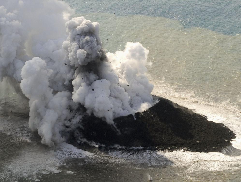 Japan_volcanic_island3